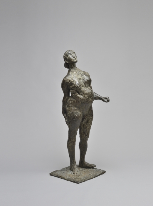 柳原義達　《犬の唄》　片手を体の前にかかげて立つ女性のブロンズ彫刻