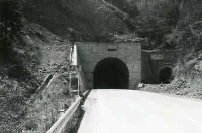 三船トンネルは、紀北町の紀伊長島区と海山区の間にあるトンネルで、昭和40（1965）年竣工。写真は竣工直後か。