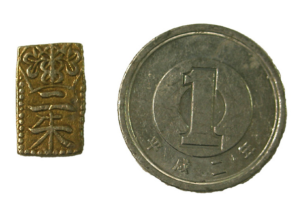 二朱金（１円玉と比較）