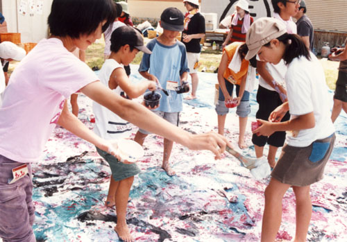 大きな和紙に熊野の海を描く