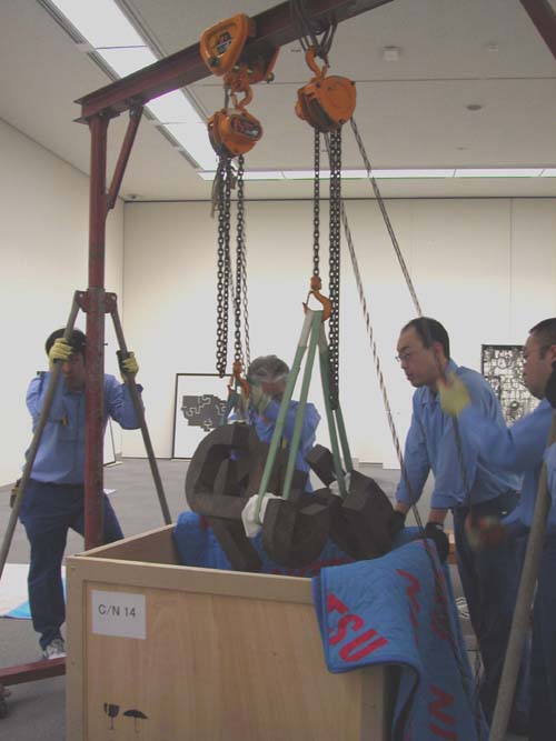 門型で重い作品を吊りあげる