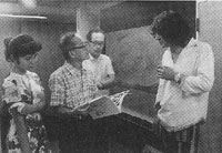 桜画廊の元永定正展会場で（左から長女泰子、浅野弥衛、伊藤利彦、元永定正）1971年
