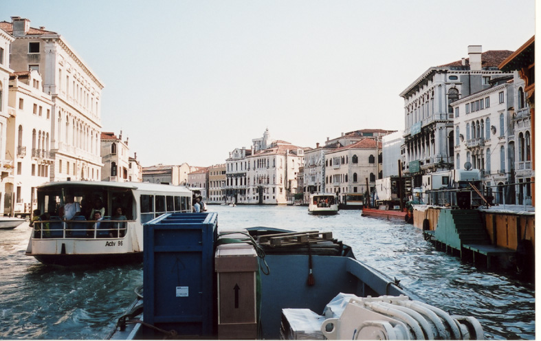 ヴェネツィアの運河を運ばれる作品