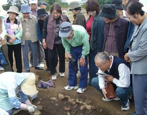 「発掘調査の様子。作業を見学することもできます。」