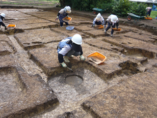 大型掘立柱建物の柱穴の写真