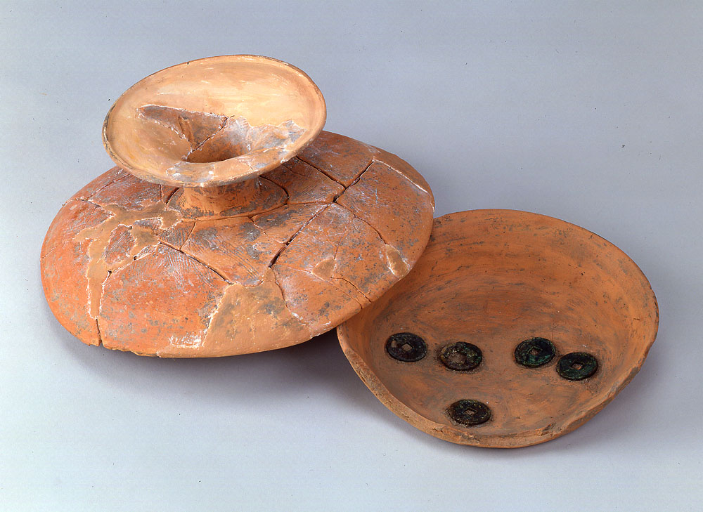 祭祀土地神的仪式中使用的土器和铜钱