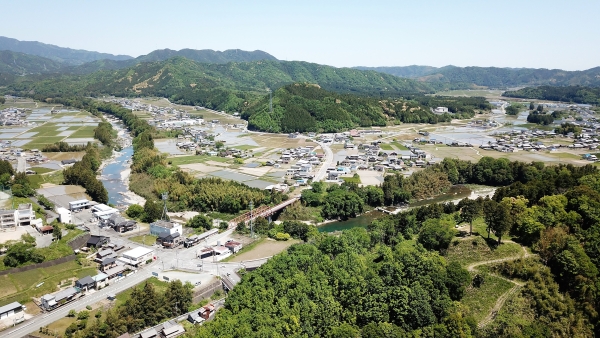 新神馬場遺跡（画面中央の勢和大橋［多気郡多気町］を渡った周辺／五箇篠山城跡上空より）