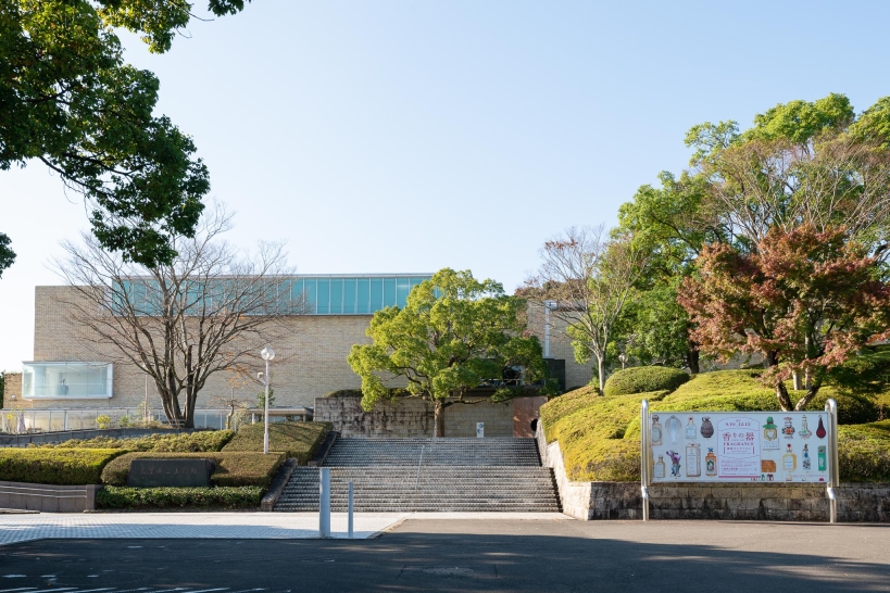 正面階段と展覧会案内看板の写真