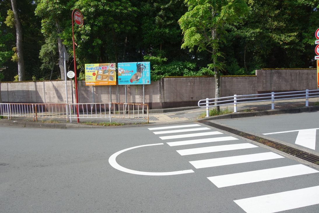 津駅西口ロータリーから見える美術館看板の写真