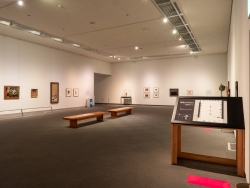 アクセス展第2章の展示風景　感覚にまつわる絵画や彫刻が展示されている