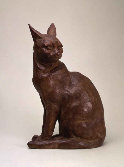 橋本平八 《猫A》　座った猫の姿をあらわした木の彫刻
