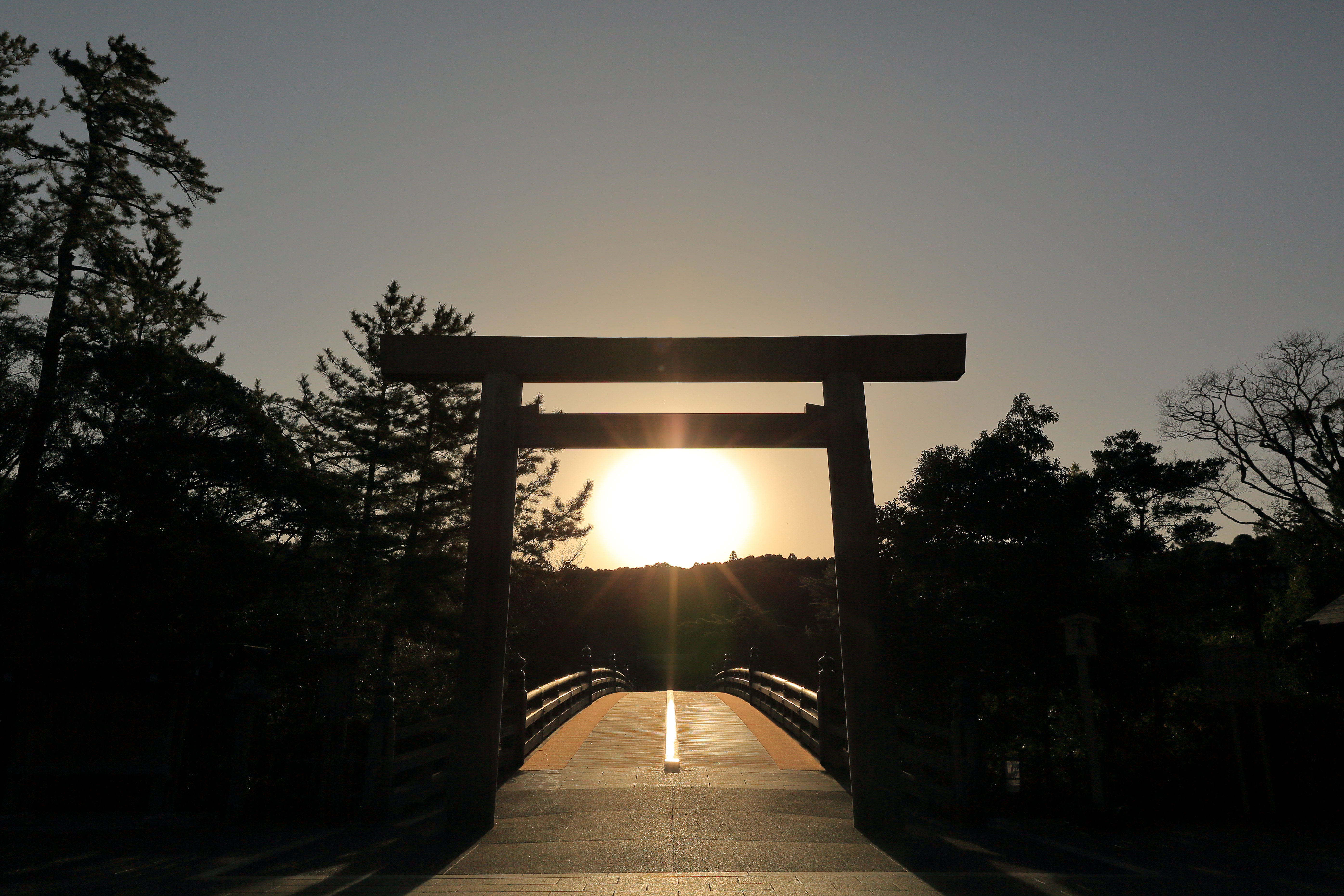 宇治橋の鳥居からの朝日