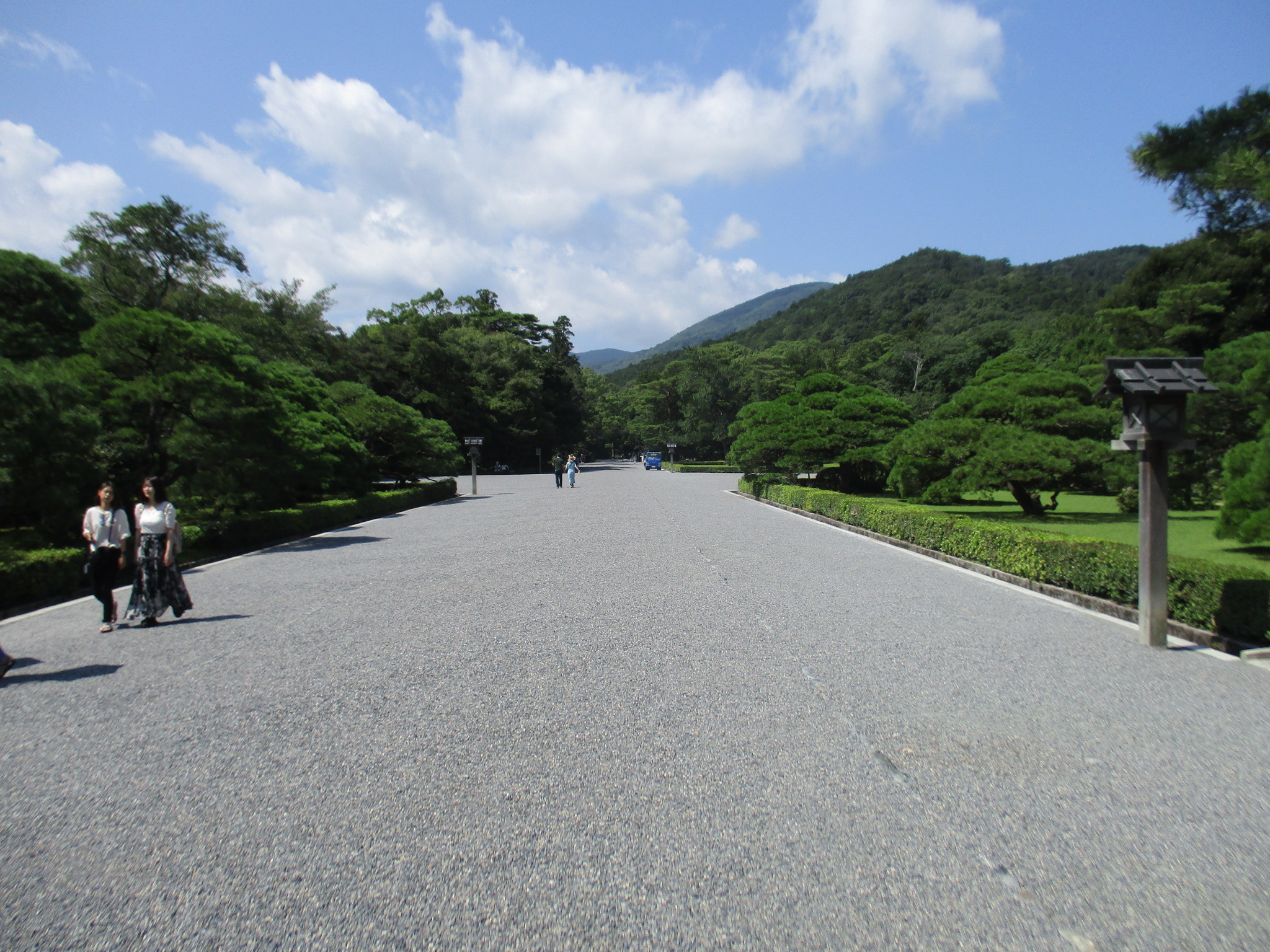 内宮の参道と神苑