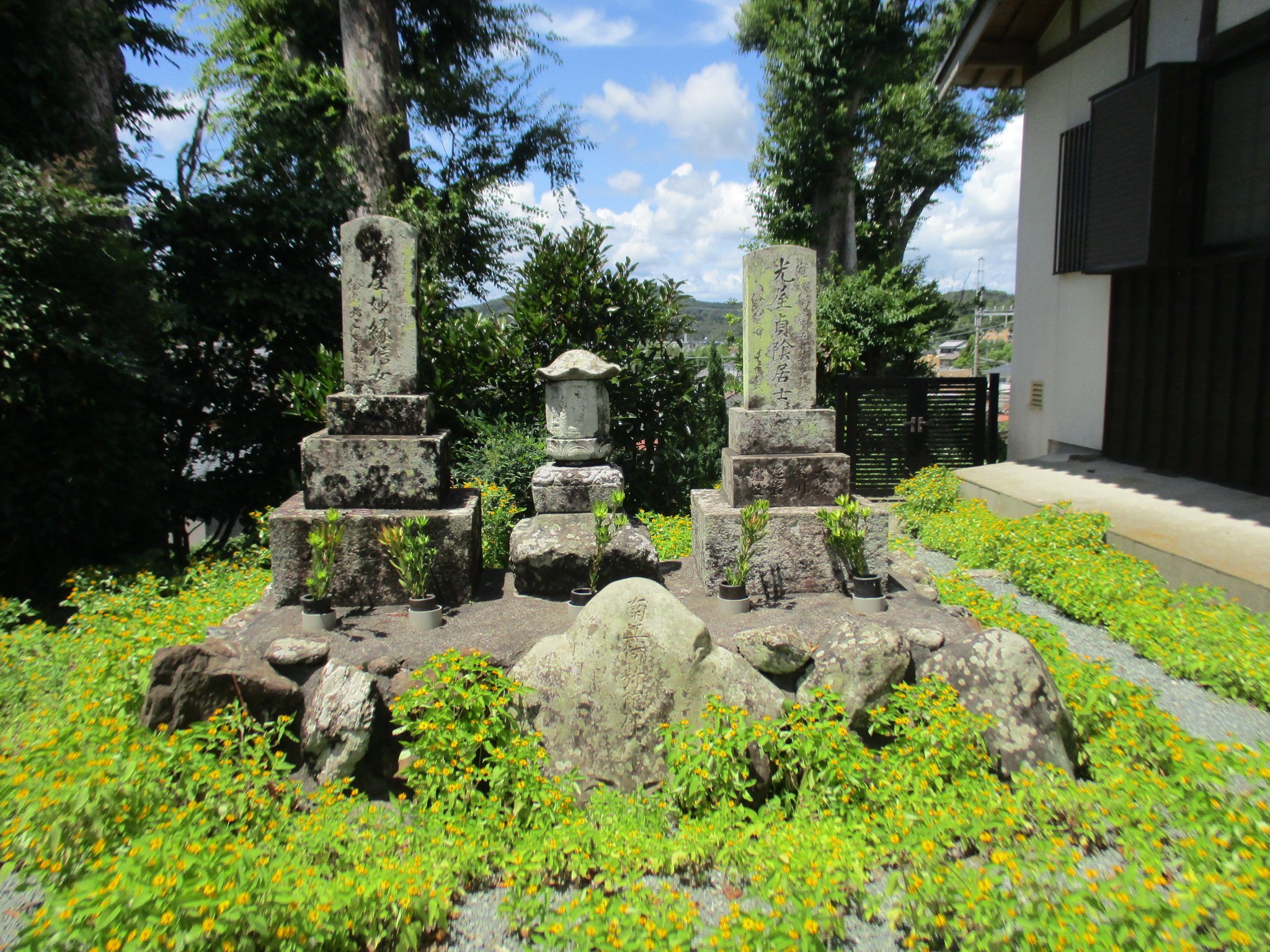 お紺と斎の供養塔