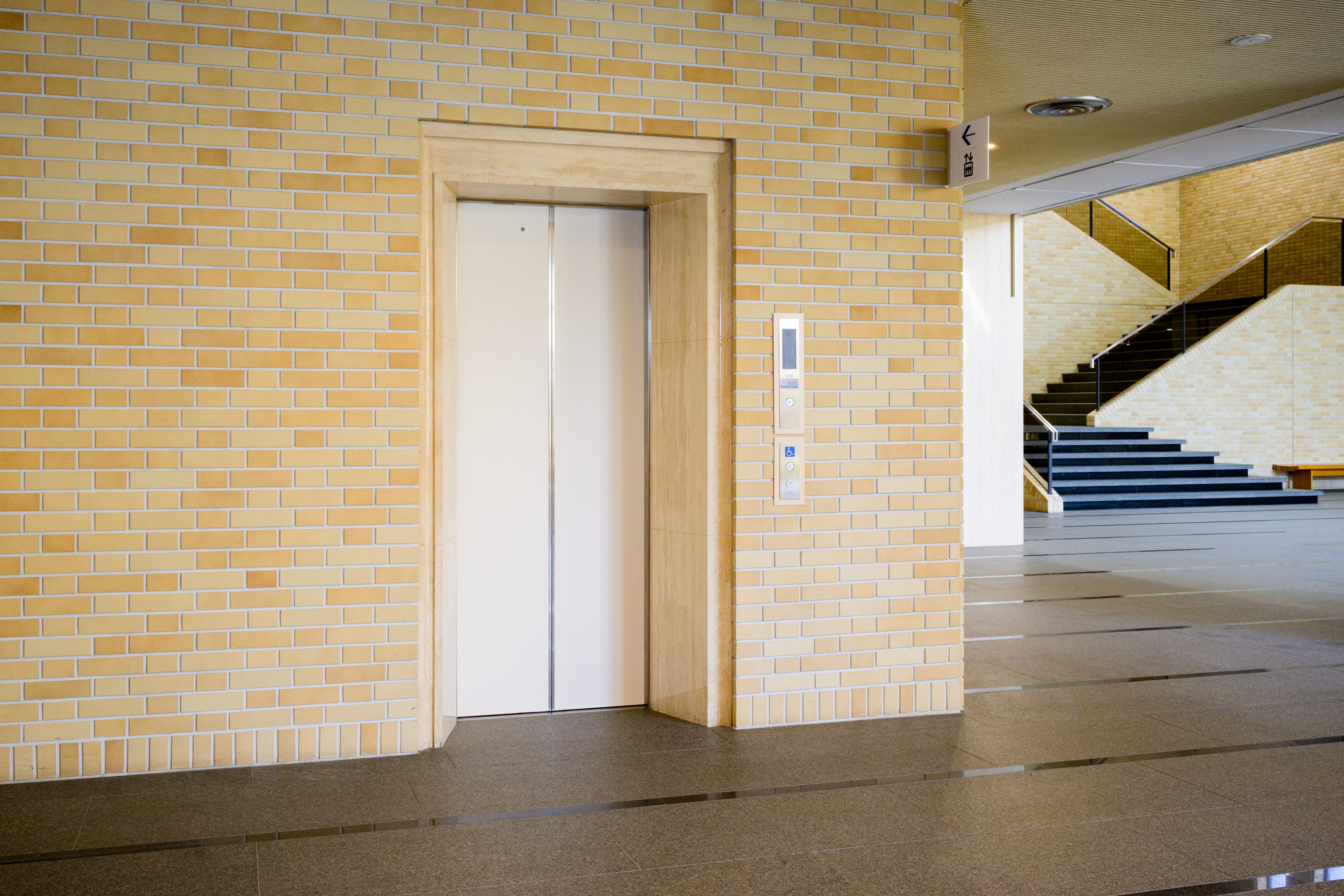 1階エレベーターの写真