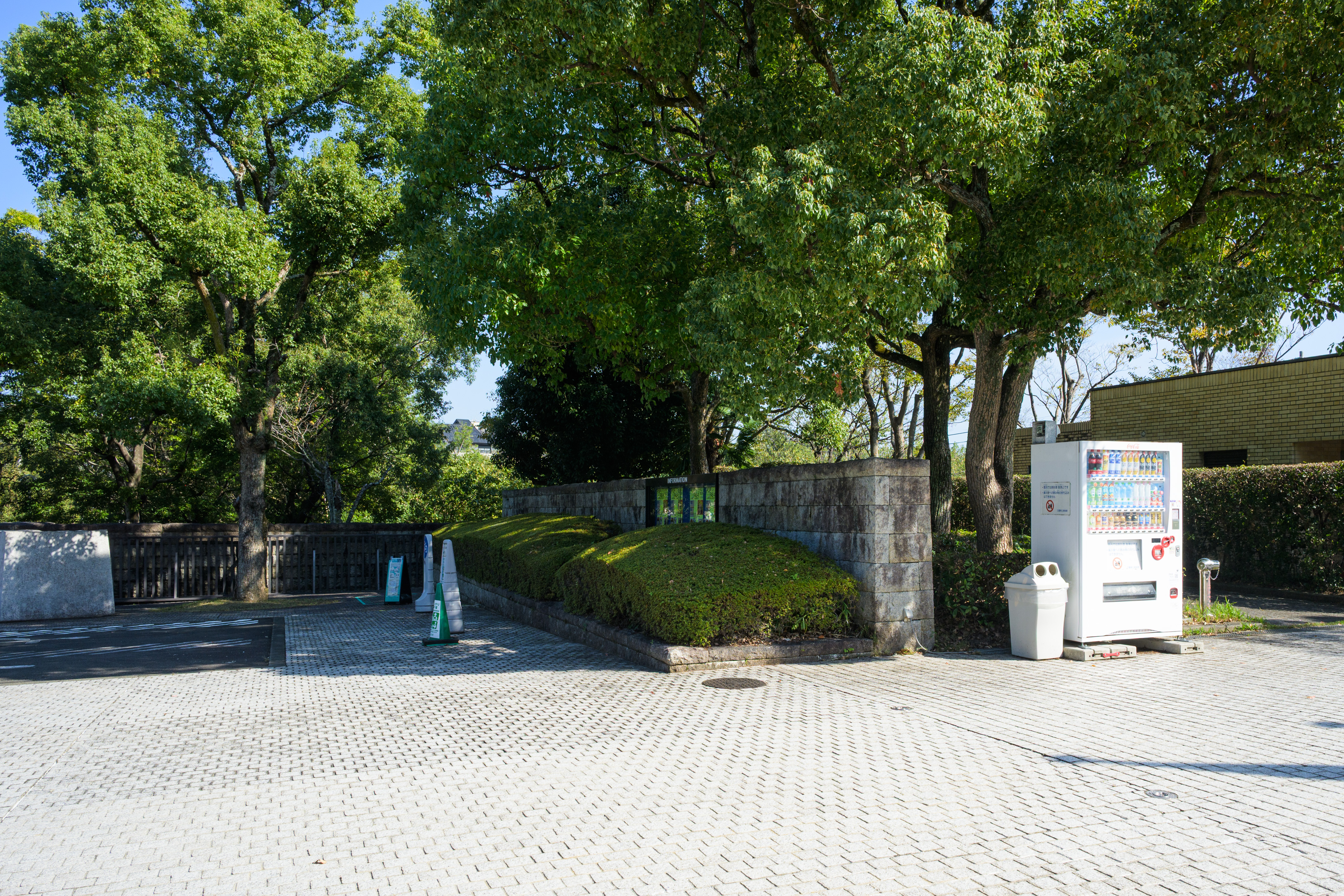 左手に駐輪場と思いやり駐車場、右手に白い自動販売機が見える