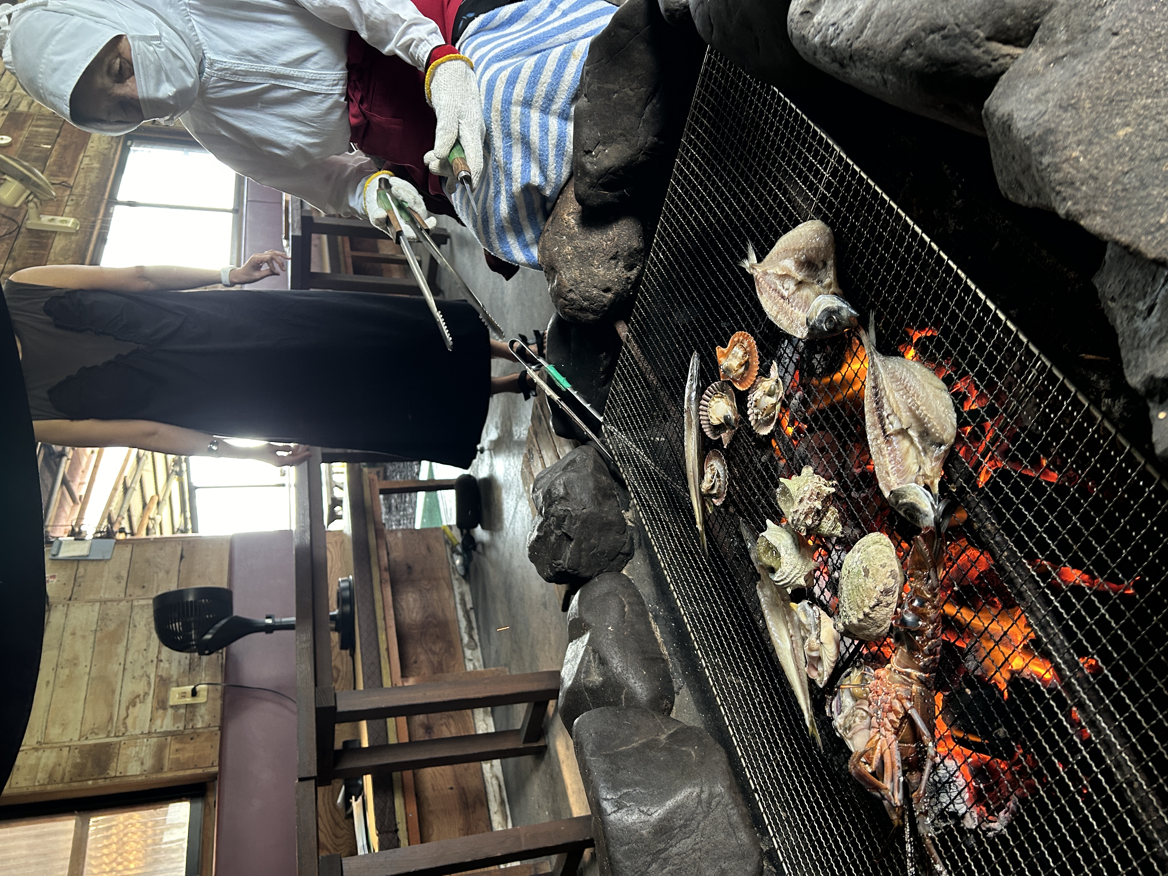 海女小屋焼いている