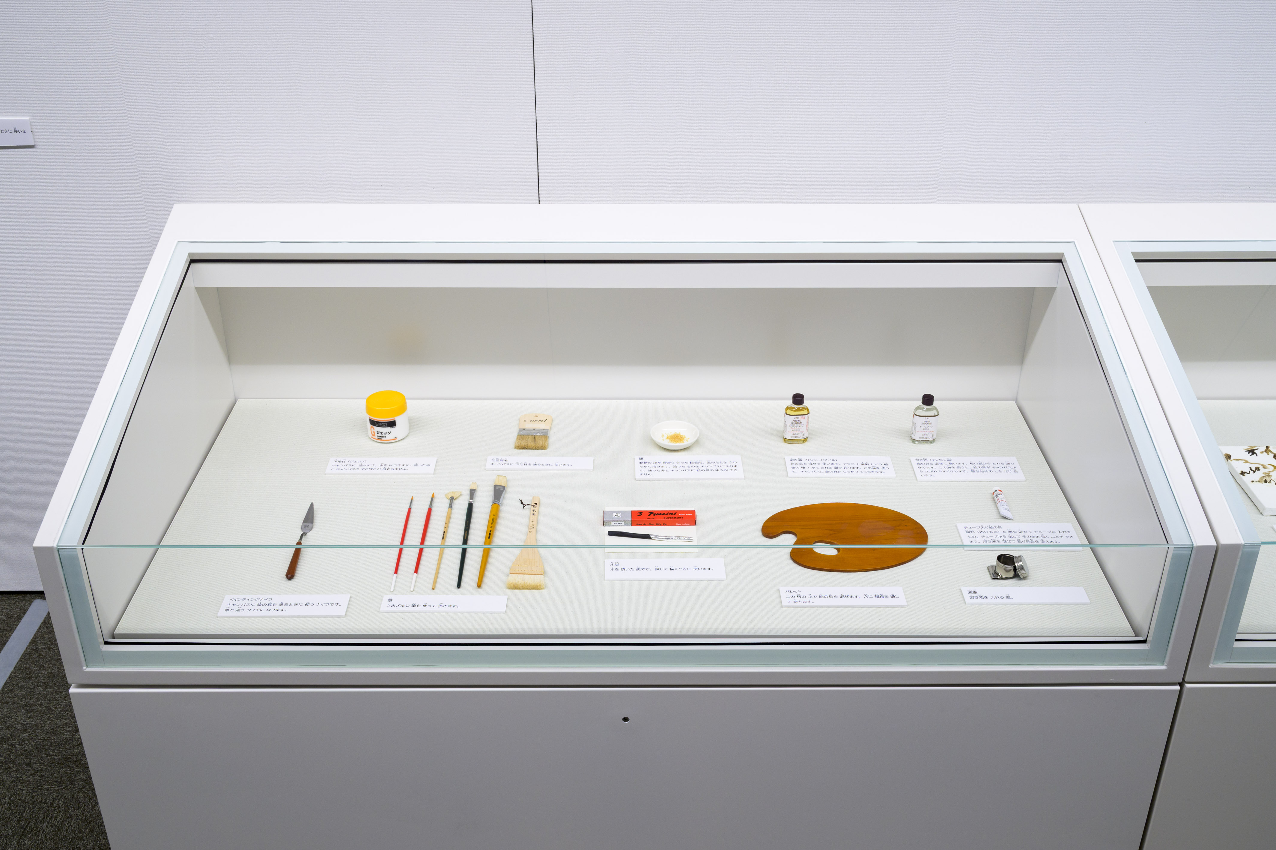 展示ケースの中にパレットや筆が並ぶ。
