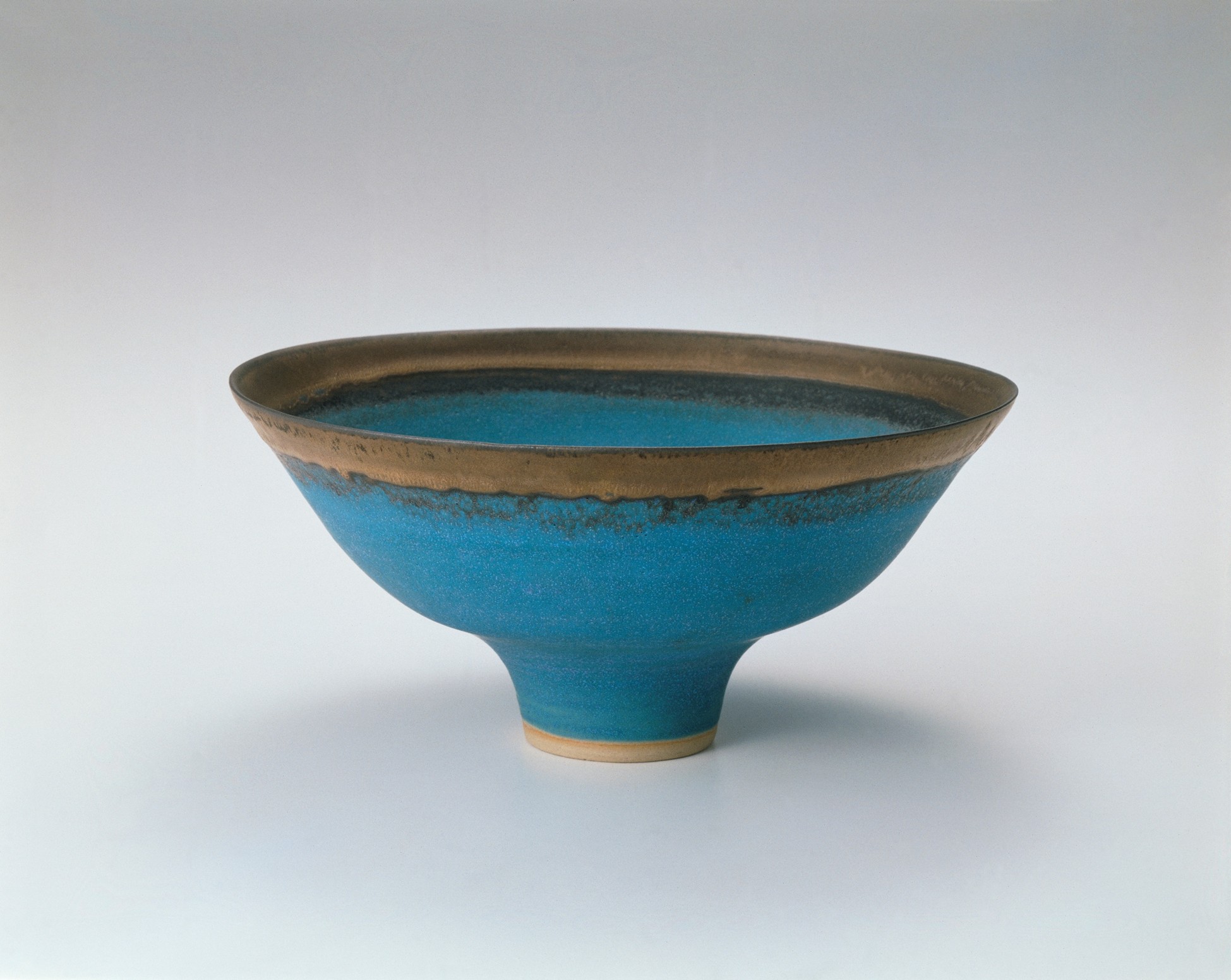 《青釉鉢》1978年　国立工芸館蔵　撮影：アローアートワークス