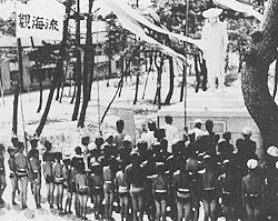 宮信徳石像と観海流門下生（昭和30年ごろ）（樋田清砂氏提供）