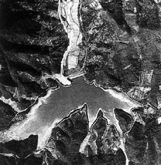 多気町五桂池の航空写真（『国造りの歴史－中部の土木史』より）