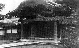 最初の県会が開かれた寒松院願王寺（『目で見る三重県の百年』より）