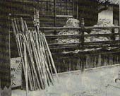 極楽寺の境内に用意された松明