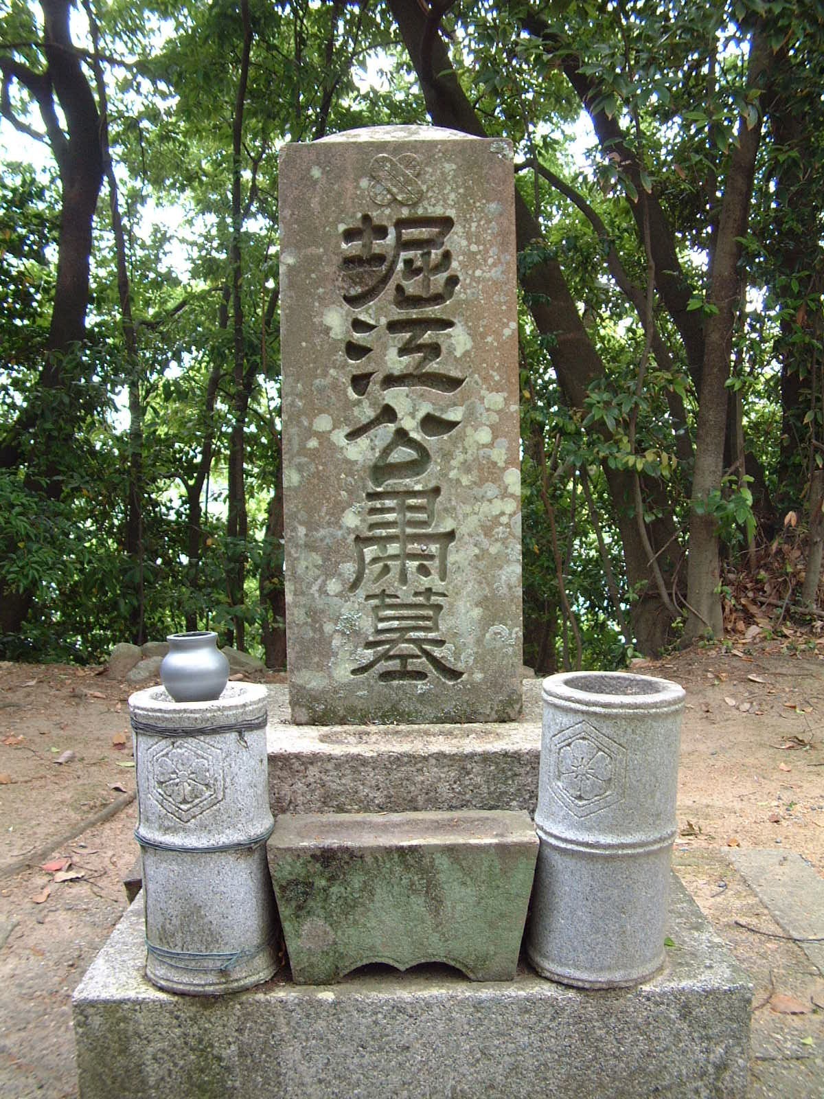 新四天王寺境内に建つ堀江鍬