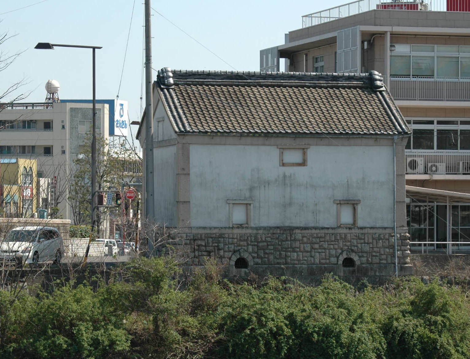 塔世橋南詰めに残る旧三重県農工銀行土蔵