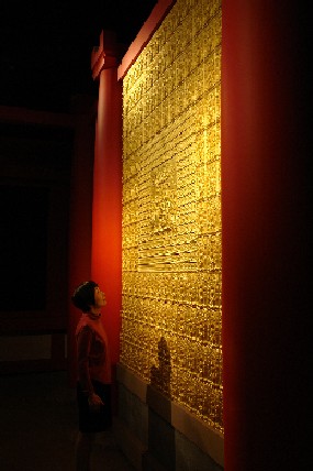 復元された夏見廃寺セン仏（夏見廃寺展示館で）
