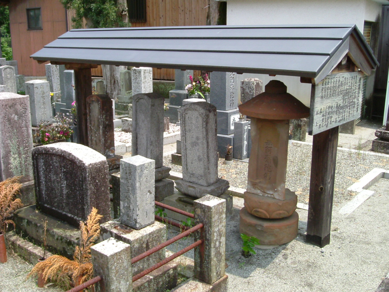 寛政の一揆」関係者の墓碑と供養塔（向かって右から供養塔・森宗左衛門墓碑・森彦兵衛墓碑）