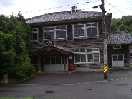 今も残る旧倭村役場の建物