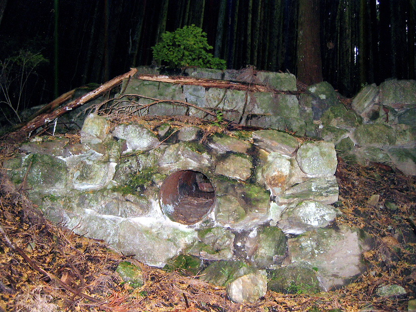 山中に残る貯水槽跡と送水口