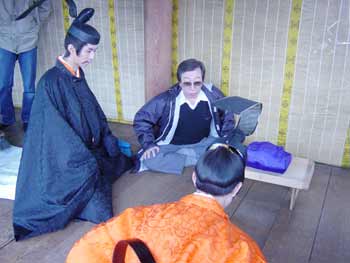 猿若先生(中央）から演技指導を受ける堀口さん（左）たち