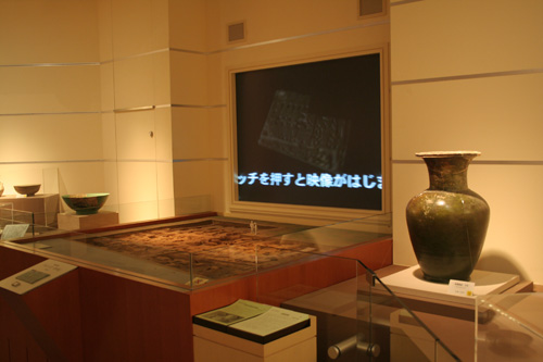 展示室2の広口瓶（右手）と大鉢（左奥）