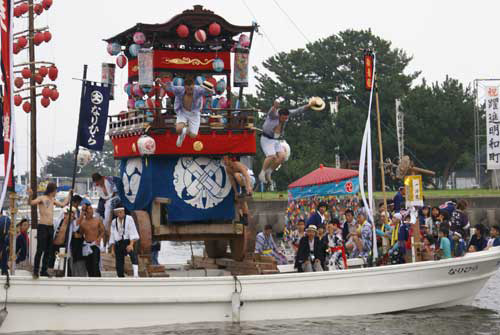 波おだやかな大淀の浦を山車が行く祇園祭