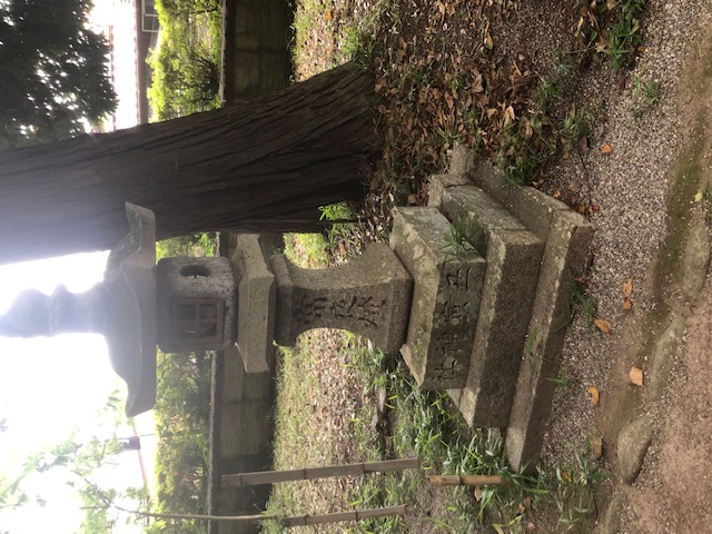 丑寅神社の灯篭(2基目)