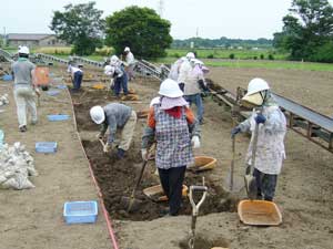 一番上の地層（畑土）の発掘
