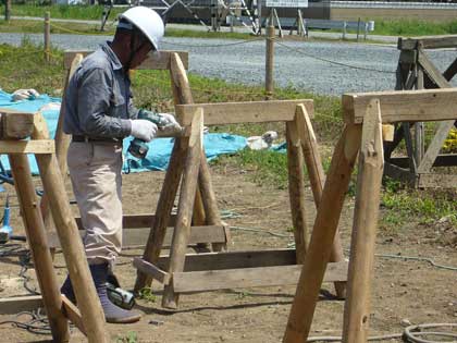 ベルトコンベアをささえる台も作業員さんの自作です。