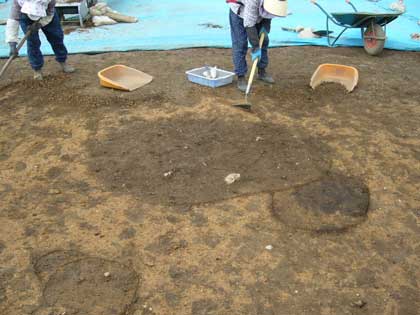 「遺構検出」進展中！　黄色い地層のうえに遺構が見えてくる。