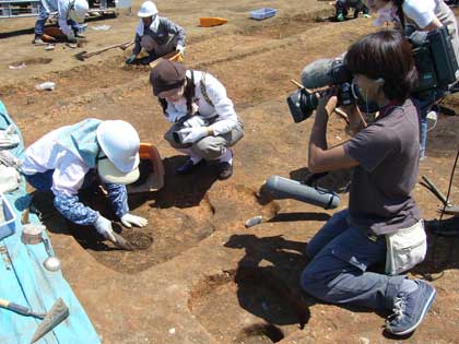 発掘現場に三重テレビの取材がありました。