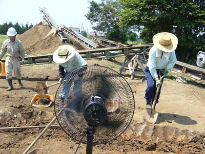 発掘現場でも大型扇風機が活躍