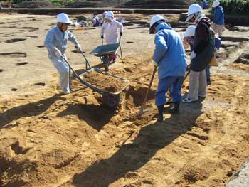 記録が終われば遺構をこわさないように埋め戻します。