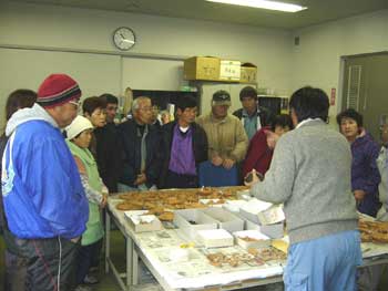 発掘作業員さんらの室内研修