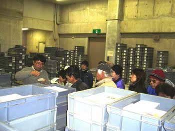 博物館の出土遺物の保管状況も見てもらいました。
