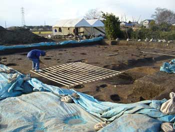 掘るのと平行して遺構の実測も行っています。