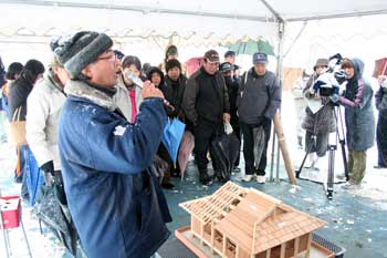 発掘作業員さん手作りの模型で庇付建物の説明。