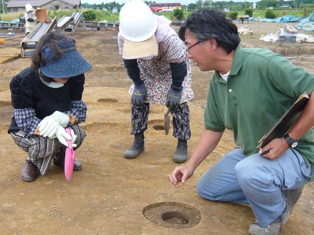 遺構についての説明も聞きます。