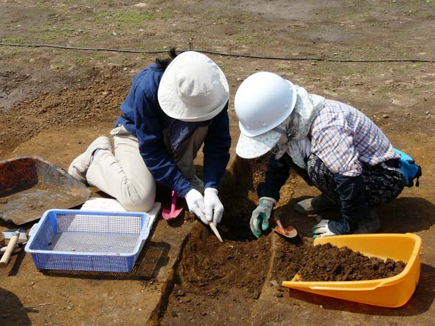土器の破片が出てきました。慎重に、慎重に…