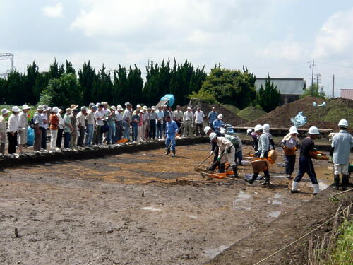 現在調査中の１５８次調査区。発掘風景も見学してもらいました。